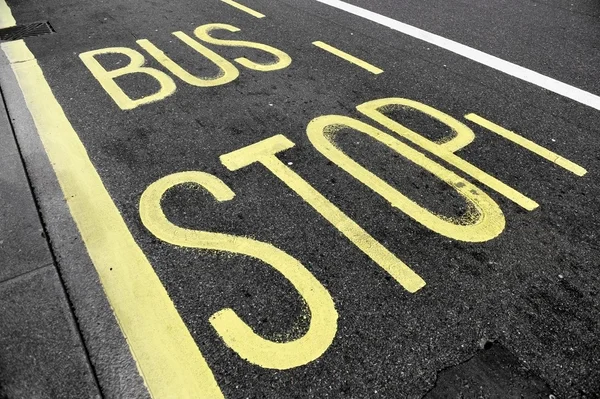 Autobusová zastávka znamení na asfaltu — Stock fotografie