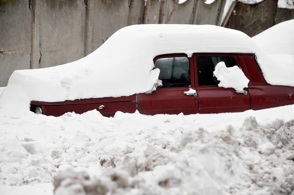 Nieve cubierto coche — Foto de Stock