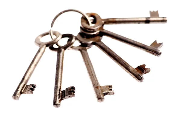 Eski ve paslı kapının anahtarları — Stok fotoğraf