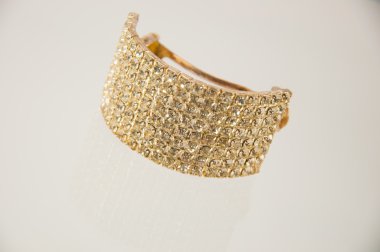 beyaz zemin üzerinde taşıyan barrette