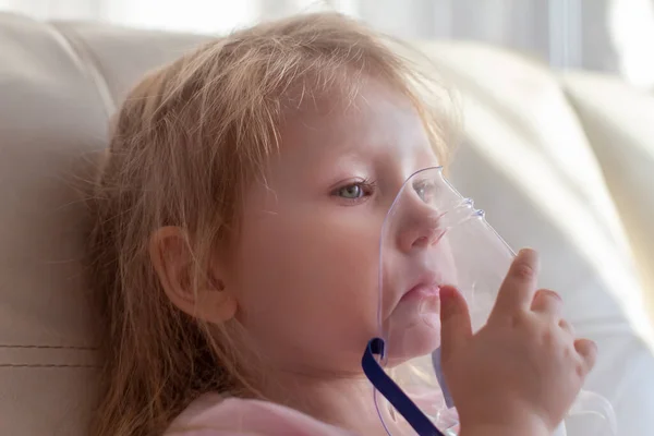Menina tendo inalação para aliviar a tosse. Menina loira branca inala casais contendo medicação para parar de tossir. — Fotografia de Stock