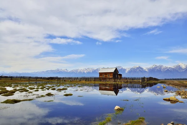 Landschaft mit Bergen und Haus, Russland — Stockfoto