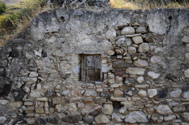 Pencereli taş duvar