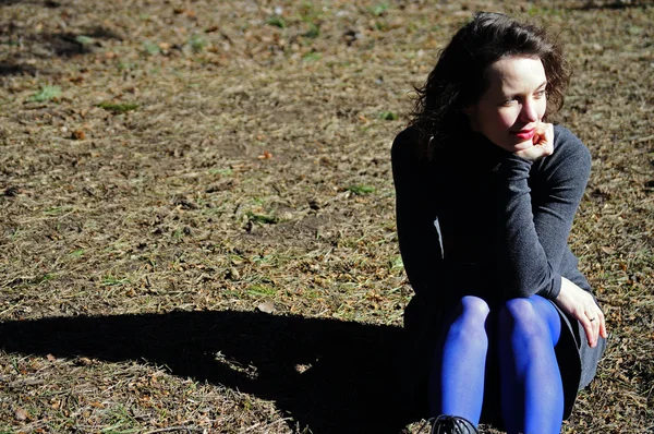 Jolie jeune fille aux cheveux bruns — Photo