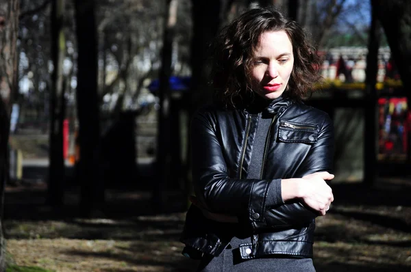 Jolie jeune fille aux cheveux bruns — Photo