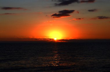   Denizin üzerinde gün batımı