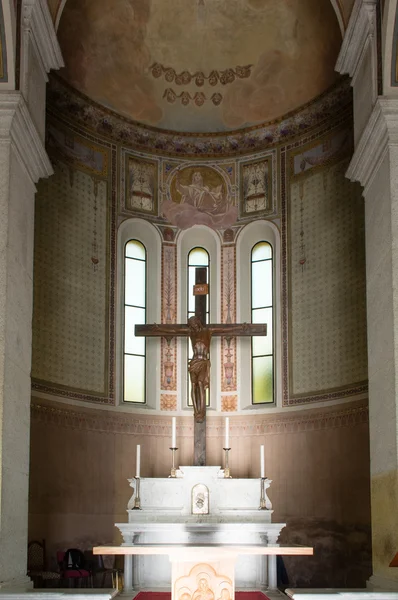 Altar con Jesús crucificado — Foto de Stock