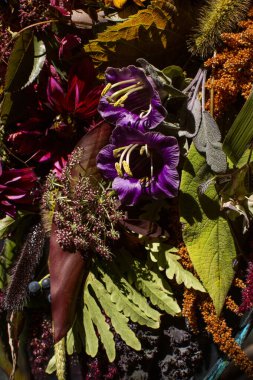 Suyun üzerinde güzel bir çiçek kompozisyonu. Farklı çiçek ve bitkilerden oluşan muhteşem bir buket. Düğün kompozisyonu.