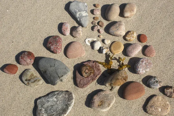 Sand und verschiedene Kieselsteine als Hintergrund. — Stockfoto