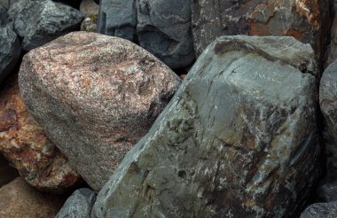 Arkaplan olarak kum ve farklı taş çakıl taşları. 