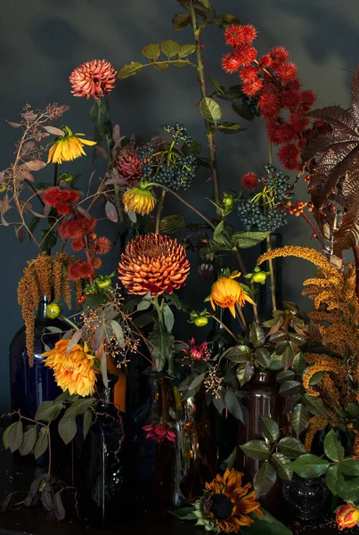 Buquê flores diferentes em vaso no fundo preto — Fotografia de Stock