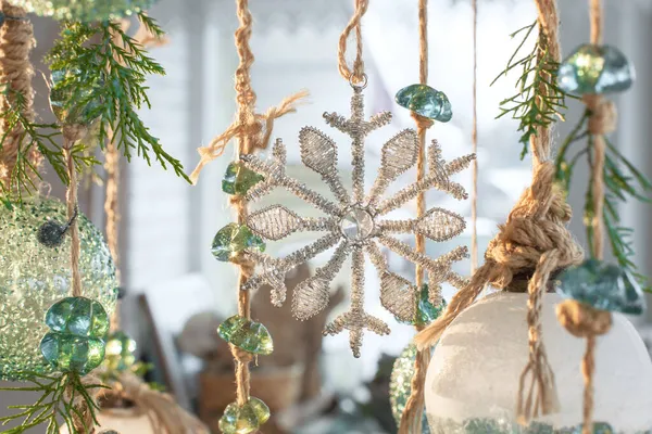 Ozdoby świąteczne, srebrne płatki śniegu i balony na drzewie — Zdjęcie stockowe