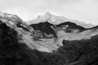 Renkli dağların siyah beyaz görüntüsü.