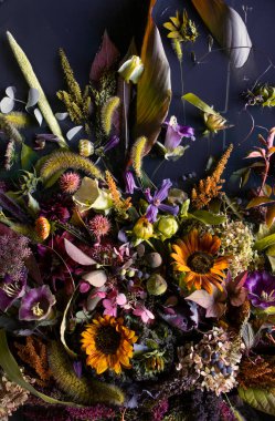 Ayçiçeği çiçeği çalısı ve yeşil yapraklı farklı çiçekler çiçek aranjmanı doğa düğünü ya da siyah arka planda sevgililer günü.