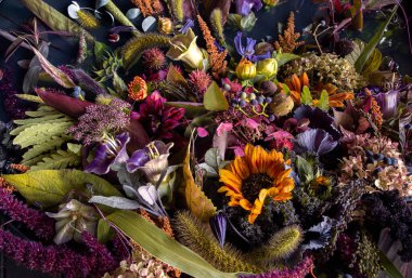 Ayçiçeği çiçeği çalısı ve yeşil yapraklı farklı çiçekler çiçek aranjmanı doğa düğünü ya da siyah arka planda sevgililer günü.