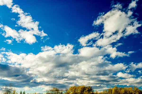 Lebendiger blauer Himmel lizenzfreie Stockbilder