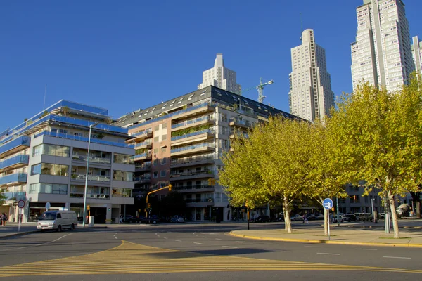 Kontors- och bostadshus och puerto madero i buenos — Stockfoto