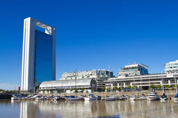 Edificios de oficinas en Puerto Madero en Buenos Aires . —  Fotos de Stock