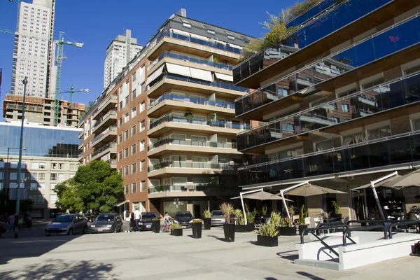 Büro- und Wohngebäude und von puerto madero in buenos — Stockfoto