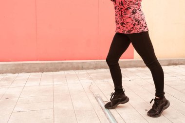 Genç, koyu renk saçlı atlet kadın dışarıda koşuyor. Dolu hayat kavramı, doğal ve sağlıklı hayat. Kadın sporları.