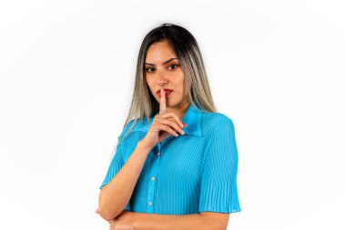 Güzel ve seksi bir genç kadın. Parmağı ağzında. İleriye bakarken sessizlik işareti yapıyor..