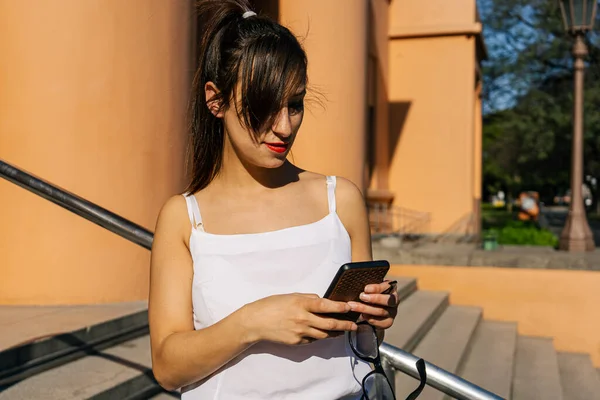 Mediana Toma Una Atractiva Mujer Latina Revisando Respondiendo Los Mensajes —  Fotos de Stock