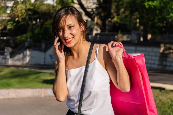 Retrato Una Hermosa Mujer Latina Caminando Por Calle Con Bolsas —  Fotos de Stock