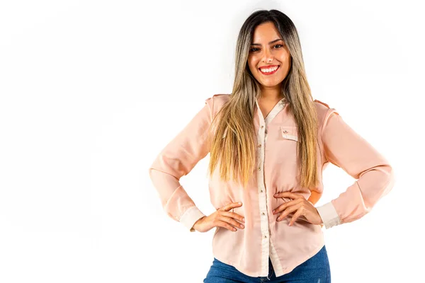 Colpo Medio Una Bella Donna Latina Sorridente Con Mani Che — Foto Stock