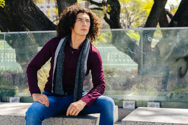 Retrato Jovem Latino Sério Cabelos Encaracolados Usando Calças Jeans Uma — Fotografia de Stock