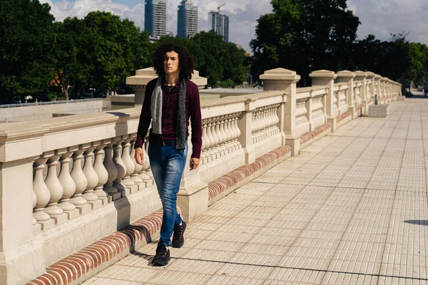 Egy Komoly Göndör Hajú Fiatal Latin Férfi Portréja Amint Sétál — Stock Fotó