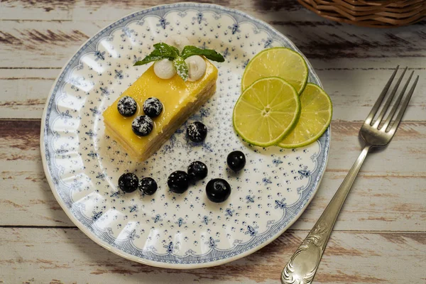 Один Ломтик Домашнего Лимонного Творожного Пирога Форме Слитка Кирпича Украшенного — стоковое фото