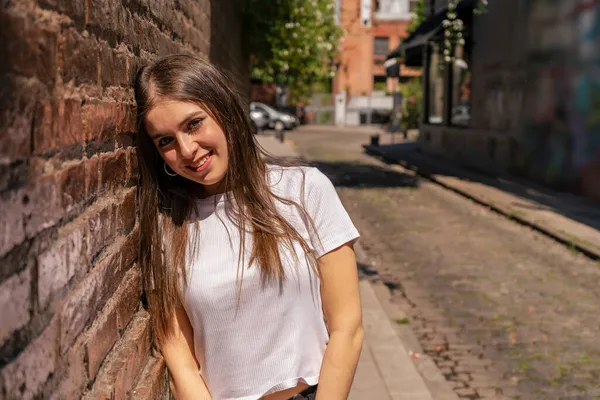 Een Portret Van Een Jonge Mooie Glimlachende Spaanse Vrouw Met — Stockfoto