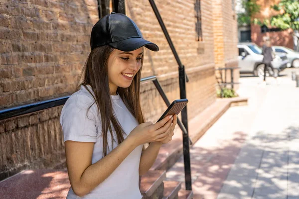 Retrato Una Hermosa Adolescente Revisando Mensajes Teléfono Celular Teléfono Inteligente —  Fotos de Stock