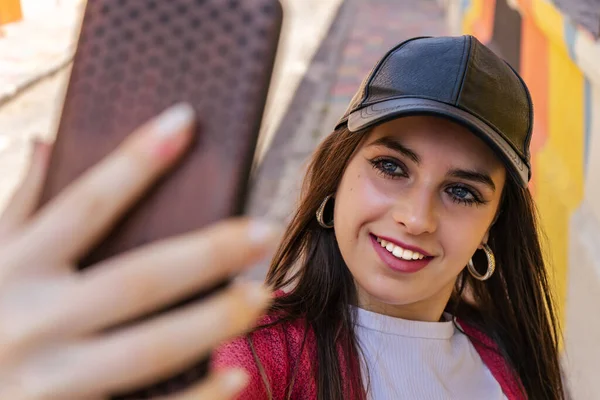 Jong Millennial Vrouw Het Nemen Van Een Selfie Met Haar — Stockfoto