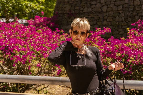 Retrato Una Mujer Mayor Caminando Por Sendero Con Flores Violetas — Foto de Stock