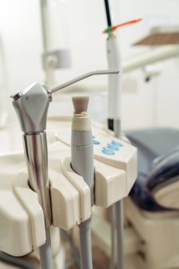 Bir diş kliniğinde kullanılmak üzere hazırlanan temel diş aletleri.