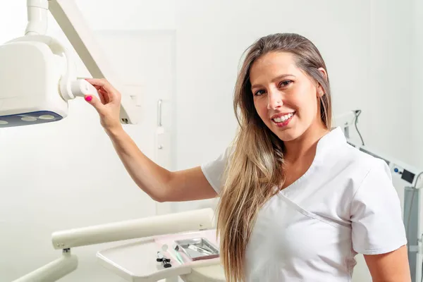 Ett Porträtt Attraktiv Ung Kvinnlig Tandläkare Tandvårdsklinik Som Står Bredvid — Stockfoto