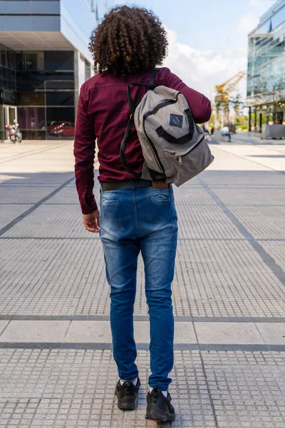 Pełnowymiarowy Portret Młodego Mężczyzny Plecakiem Spacerującego Ulicą — Zdjęcie stockowe