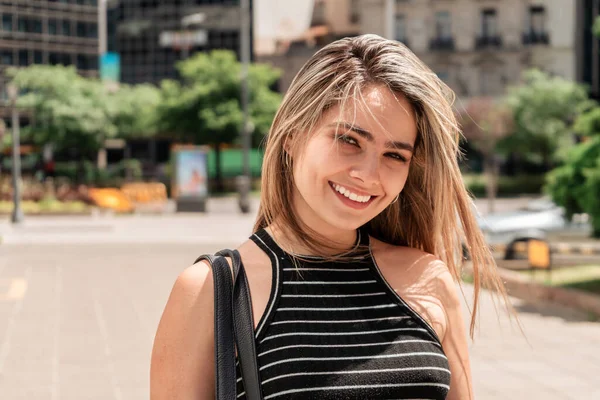 Een Mooie Jonge Latijnse Vrouw Glimlachend Stad Met Gebouwen Straat — Stockfoto