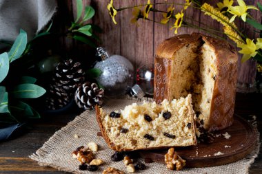 Tipik bir İtalyan panettone manzarası ya da tatlı ekmek dilimi ve Noel 'de içinde kurumuş meyveleri görebileceğiniz kısım. Tipik Noel yemeği..