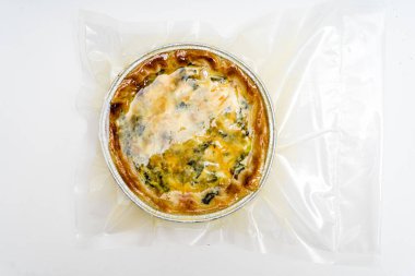 Bireysel bir tavuk ve sebzeli tart hazırlanmış ve yemeye hazır. Sağlıklı yiyecekler, fast food, yemeye hazır..