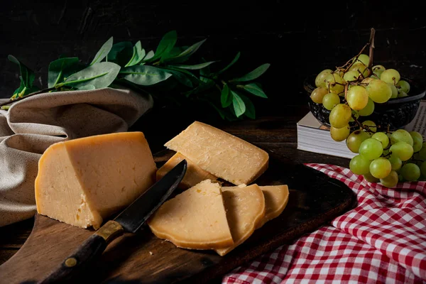 Una Vista Normal Trozo Queso Provolone Cortado Una Tabla Algunas — Foto de Stock