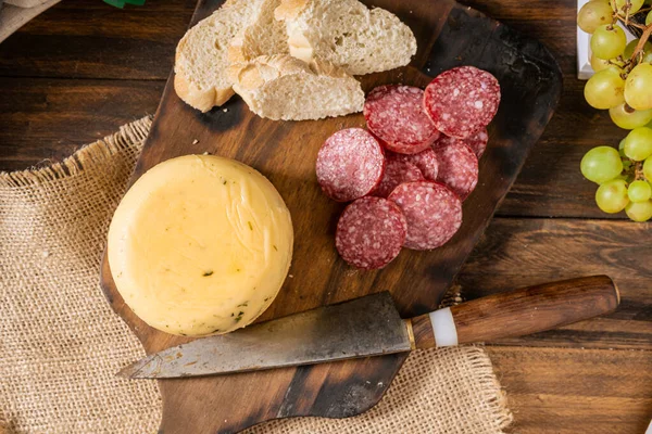 Overhead View Delicious Small Spiced Cheese Piece Board Bread Salami — Stock Photo, Image