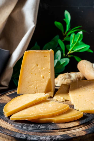 Een Hoog Zicht Een Stuk Provolone Kaas Gesneden Een Plank — Stockfoto