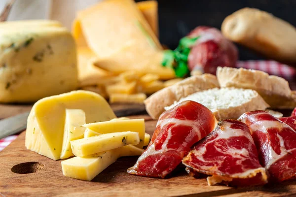 Normal View Small Board Different Cheeses Salami Ham Olives Tapas — Stock Photo, Image
