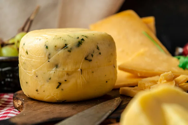 Delicious Piece Spiced Cheese Provolone Cutting Board Rustic Table Concept — Stock Photo, Image