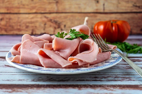 Rustikální Uspořádání Vynikající Šunky Nebo Prosciutto Cotto Vinobraní Talíře Vedle — Stock fotografie