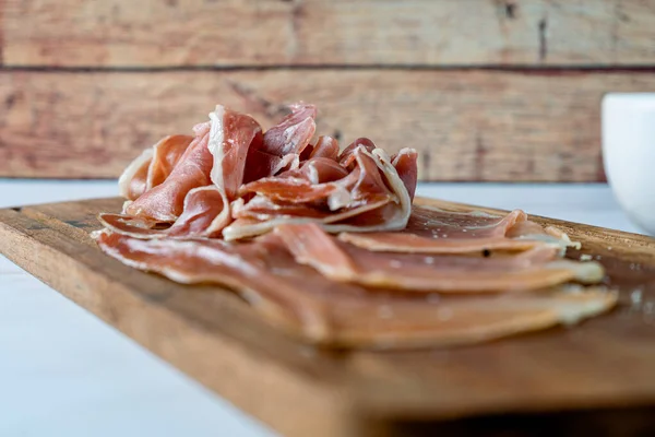 Arrangement Exquisite Raw Spanish Serrano Ham Cutting Board Olive Oil — Stock Fotó