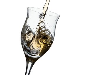 Hafif eğimli bir bardağı beyaz şarapla servis ediyorum. Beyaz arka plan. Hareket kavramı, zarafet, tat.