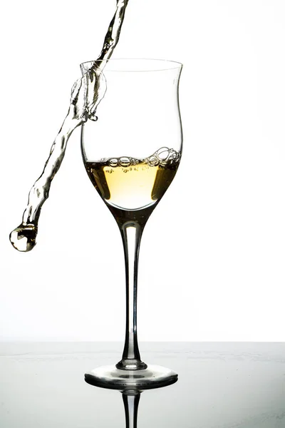 Sirve Una Copa Con Vino Blanco Vierte Poco Del Líquido — Foto de Stock